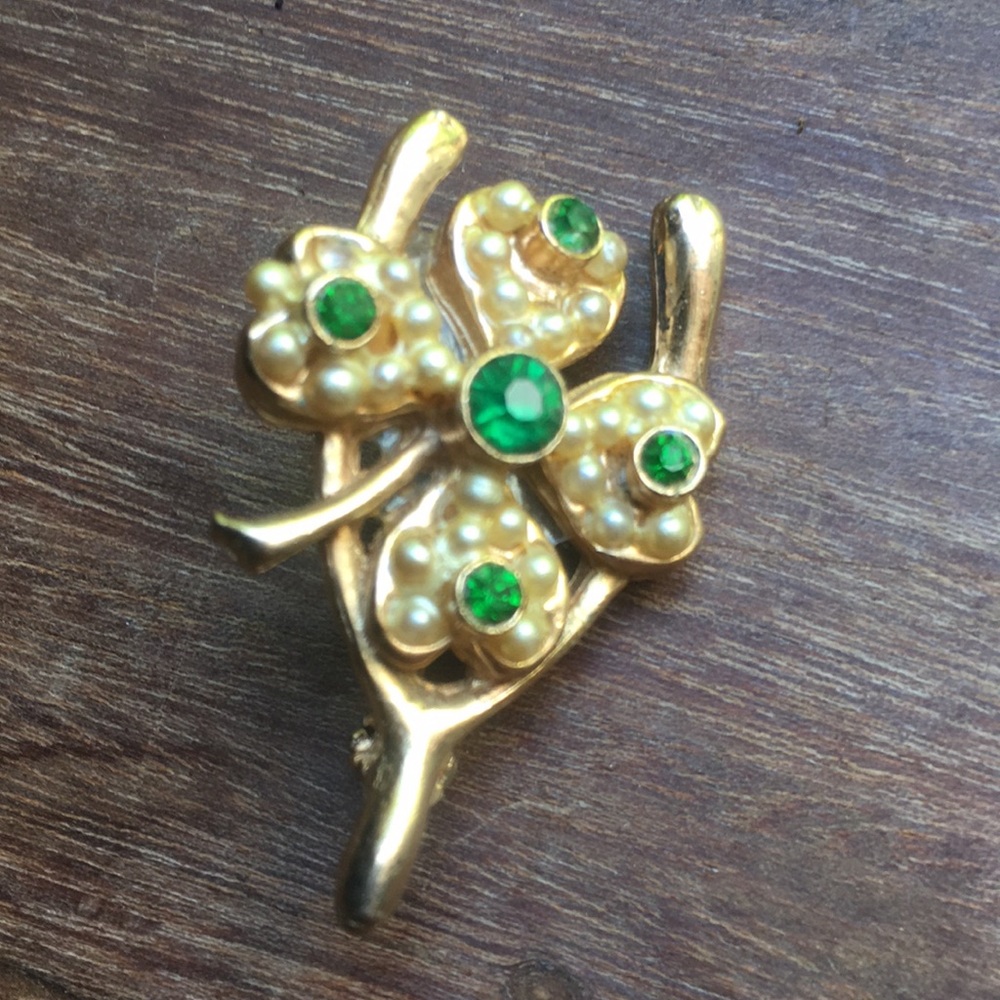 Vintage Wishbone clover gold tone pin - Excellent condition